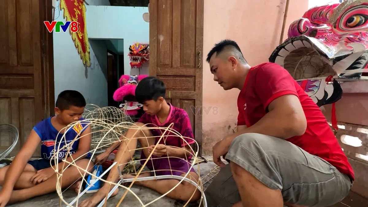 Người tạo hình đầu lân giữ sắc màu Trung thu- Ảnh 15. Người tạo hình đầu lân giữ sắc màu Trung thu- Ảnh 15.
