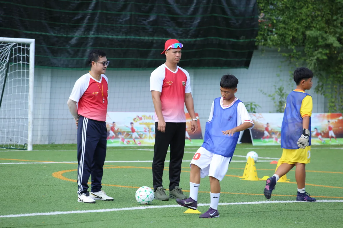 “Cầu thủ nhí 2026”: Trương Thế Vinh đau đầu tìm cách kết nối dàn cầu thủ nổi bật- Ảnh 2.
