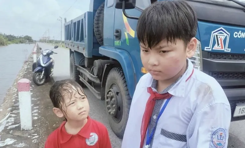 Nam sinh lớp 11 dũng cảm cứu hai em nhỏ rơi sông - Ảnh 2.