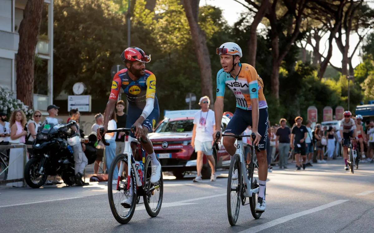 Hai tay đua xe đạp trong chặng cuối cùng của giải Giro d'Italia 2026. (Ảnh minh họa: Reuters)