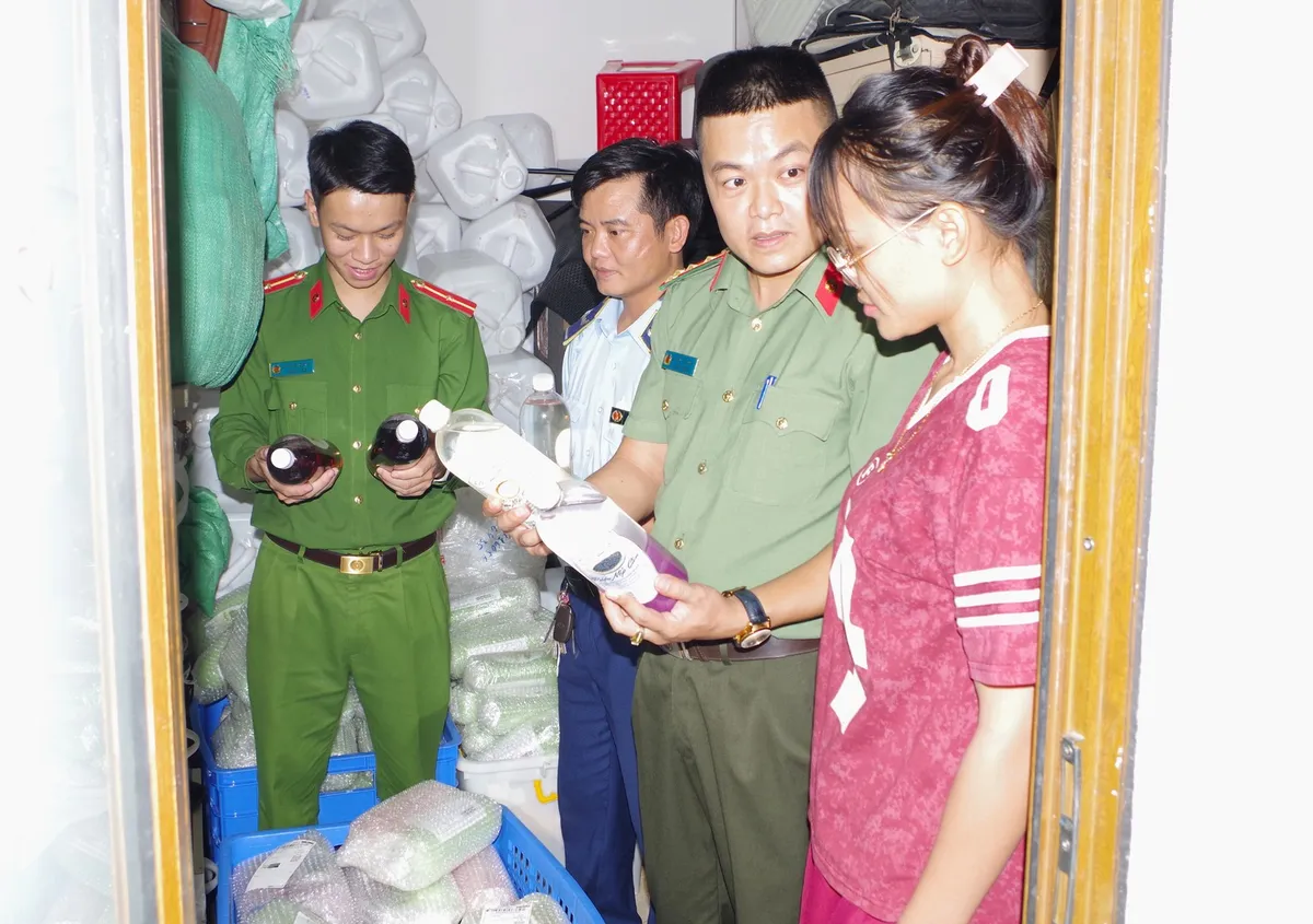 Phát hiện tài khoản TikTok “Ruou Cốm Tây Bắc” bán gần 1.800 lít rượu không rõ xuất xứ - Ảnh 2.