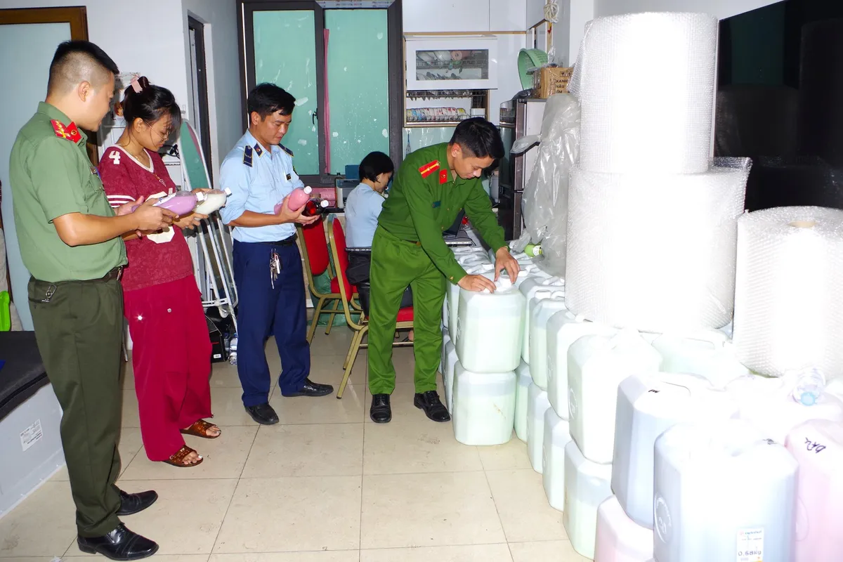 Phát hiện tài khoản TikTok “Ruou Cốm Tây Bắc” bán gần 1.800 lít rượu không rõ xuất xứ - Ảnh 1.