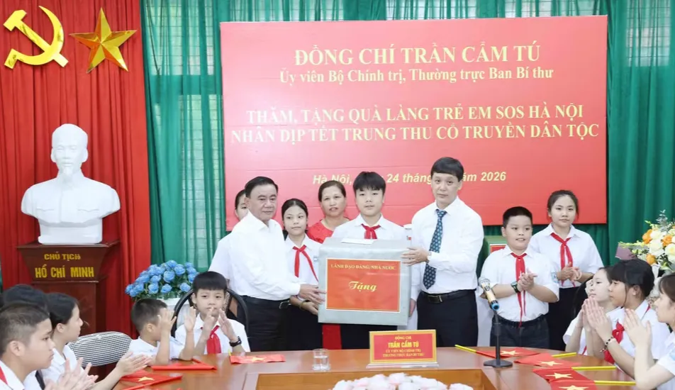 Thường trực Ban B&iacute; thư Trần Cẩm T&uacute; trao qu&agrave; Trung Thu cho L&agrave;ng trẻ em SOS H&agrave; Nội - Ảnh 2.