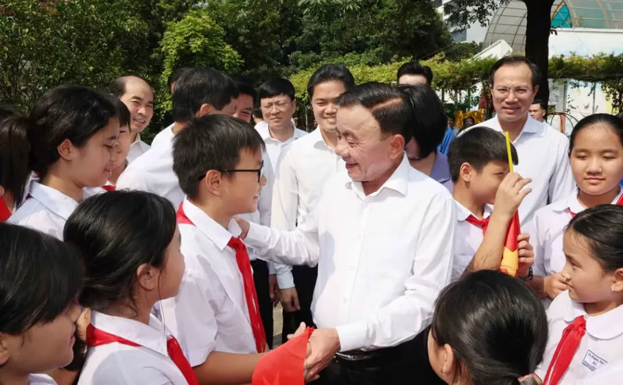 Thường trực Ban B&iacute; thư Trần Cẩm T&uacute; trao qu&agrave; Trung Thu cho L&agrave;ng trẻ em SOS H&agrave; Nội - Ảnh 3.