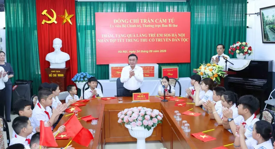 Thường trực Ban B&iacute; thư Trần Cẩm T&uacute; trao qu&agrave; Trung Thu cho L&agrave;ng trẻ em SOS H&agrave; Nội - Ảnh 1.