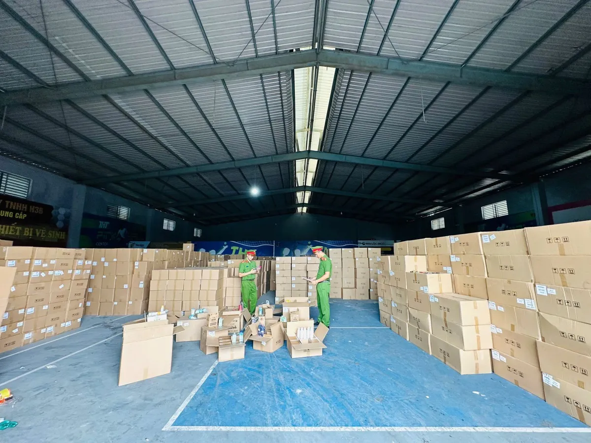 Triệt phá đường dây sản xuất, buôn bán thuốc An Cung giả từ bột mì, hóa chất - Ảnh 9.