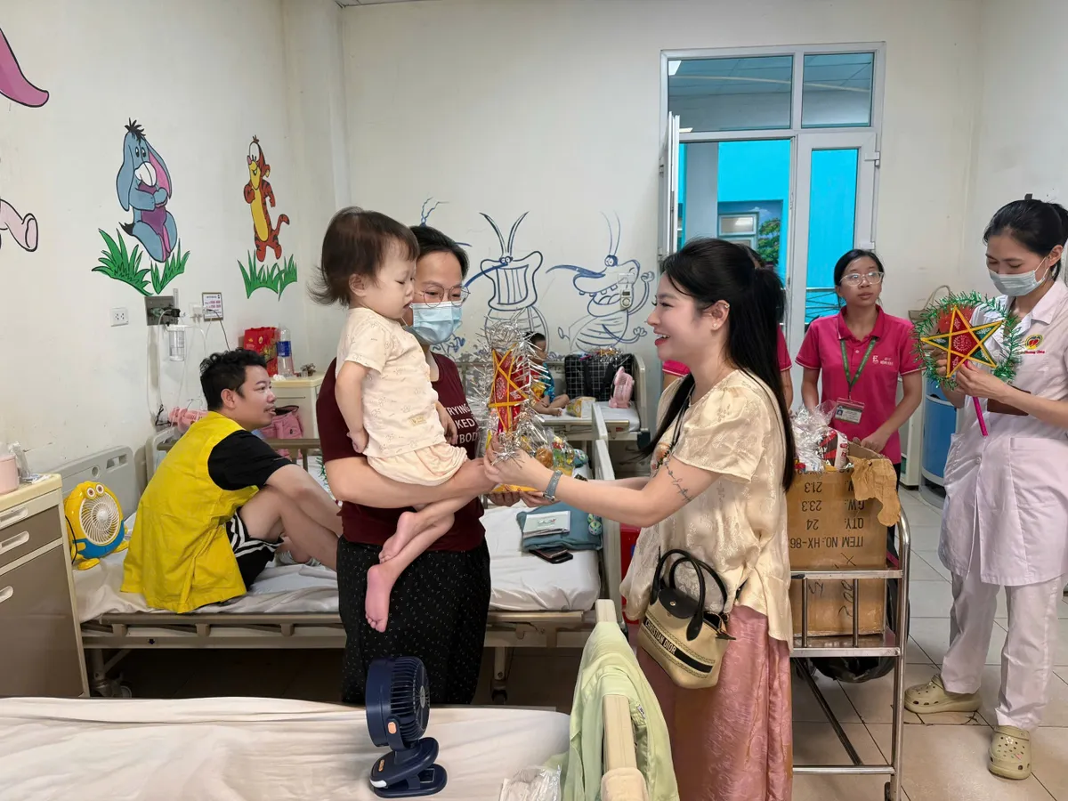 Mang Trung thu đến với những trái tim nhỏ- Ảnh 2.