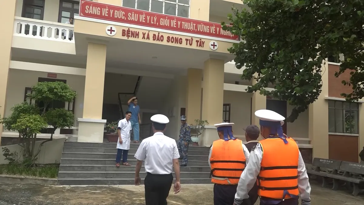 Đảo Song Tử Tây cấp cứu ngư dân bị tai nạn lao động- Ảnh 3.