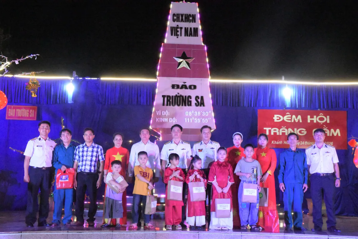 Rộn rã tiếng cười tuổi thơ, ấm áp Đêm hội Trăng rằm tại Đặc khu Trường Sa - Ảnh 5.