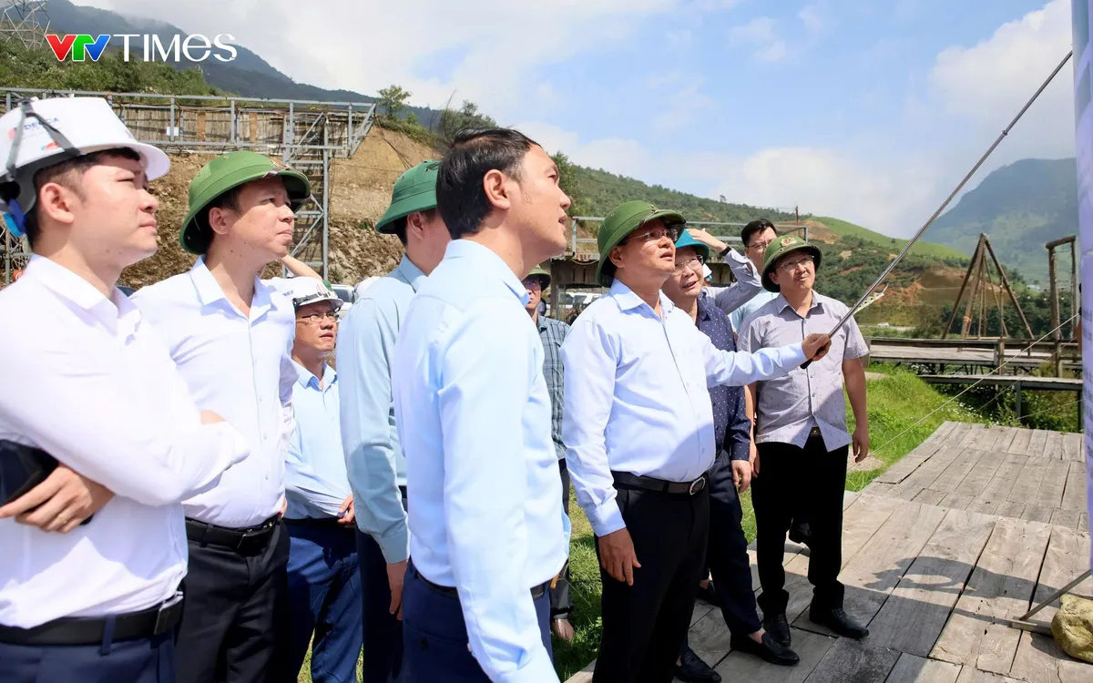 Bí thư Tỉnh ủy, Chủ tịch HĐND tỉnh Lê Minh Ngân cùng Đoàn công tác kiểm tra tiến độ thực hiện Dự án Hầm đường bộ qua đèo Hoàng Liên. Ảnh: Anh Sơn