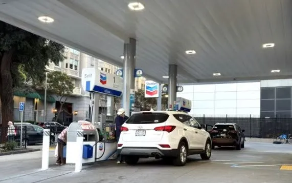 Một trạm bán lẻ dầu xăng tại thành phố San Francisco, một trung tâm văn hóa, thương mại và tài chính ở tiểu bang California của Mỹ. (Ảnh: Ngọc Quang/TTXVN)