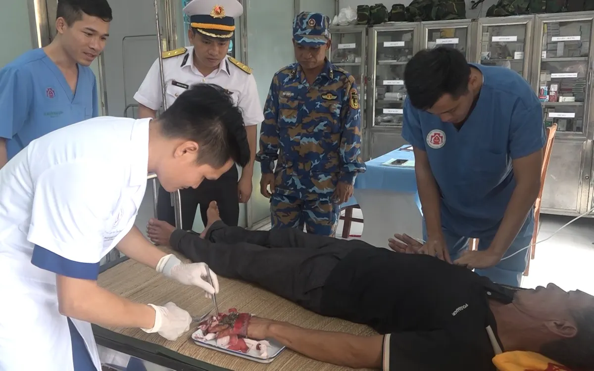 Đảo Song Tử Tây cấp cứu ngư dân bị tai nạn lao động- Ảnh 4.