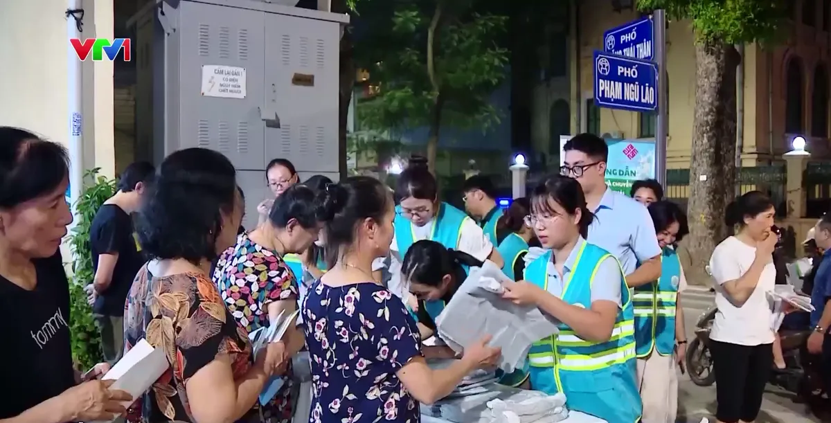 Phường Cửa Nam thí điểm thu gom rác bằng túi tiêu chuẩn - Ảnh 1.