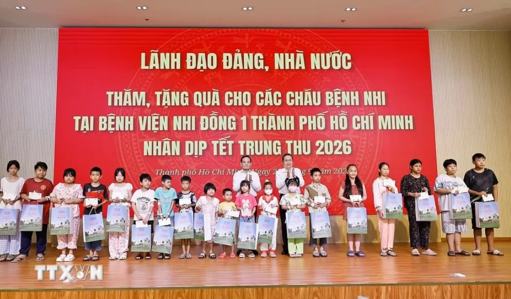 Chủ tịch Quốc hội Trần Thanh Mẫn thăm, động viên các bệnh nhi tại Bệnh viện Nhi đồng 1 - Ảnh 2.