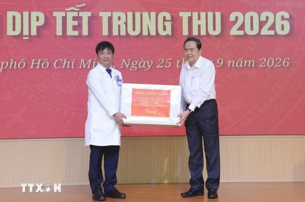 Chủ tịch Quốc hội Trần Thanh Mẫn thăm, động viên các bệnh nhi tại Bệnh viện Nhi đồng 1 - Ảnh 1.