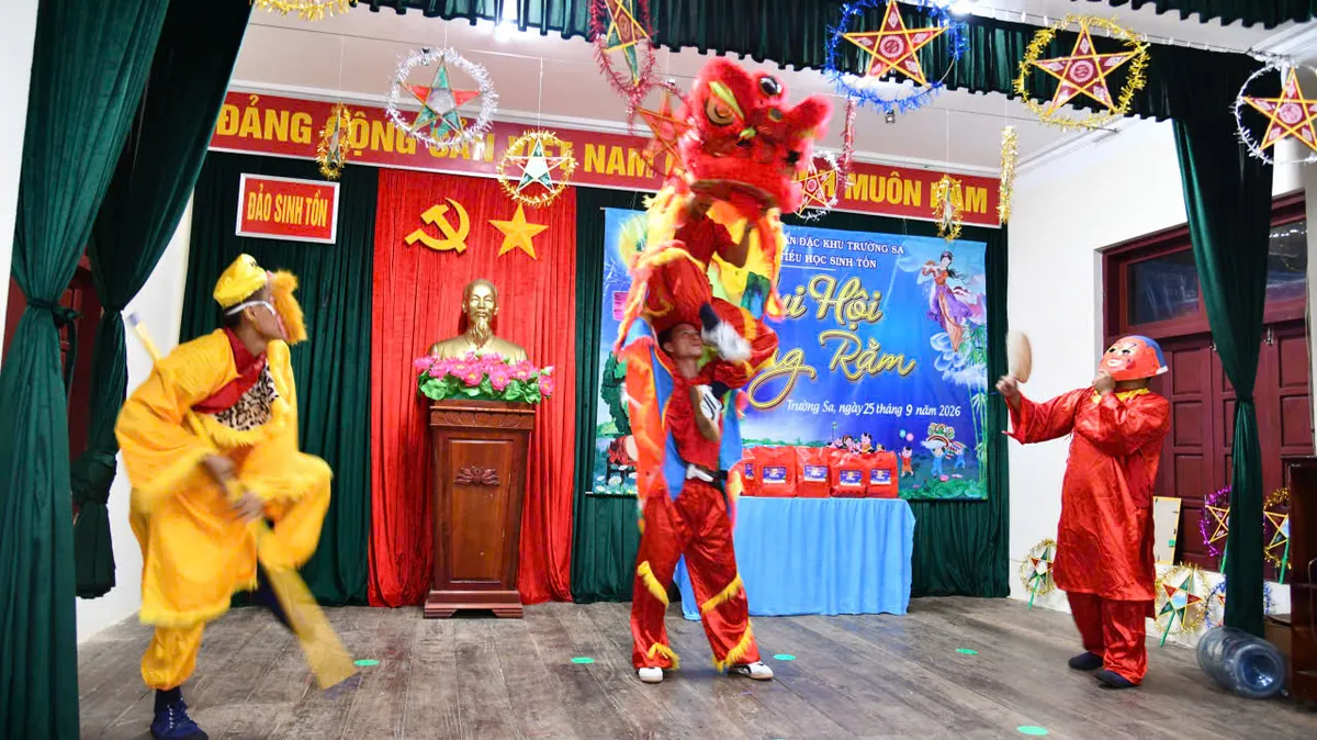 Rộn rã tiếng cười tuổi thơ, ấm áp Đêm hội Trăng rằm tại Đặc khu Trường Sa - Ảnh 3.