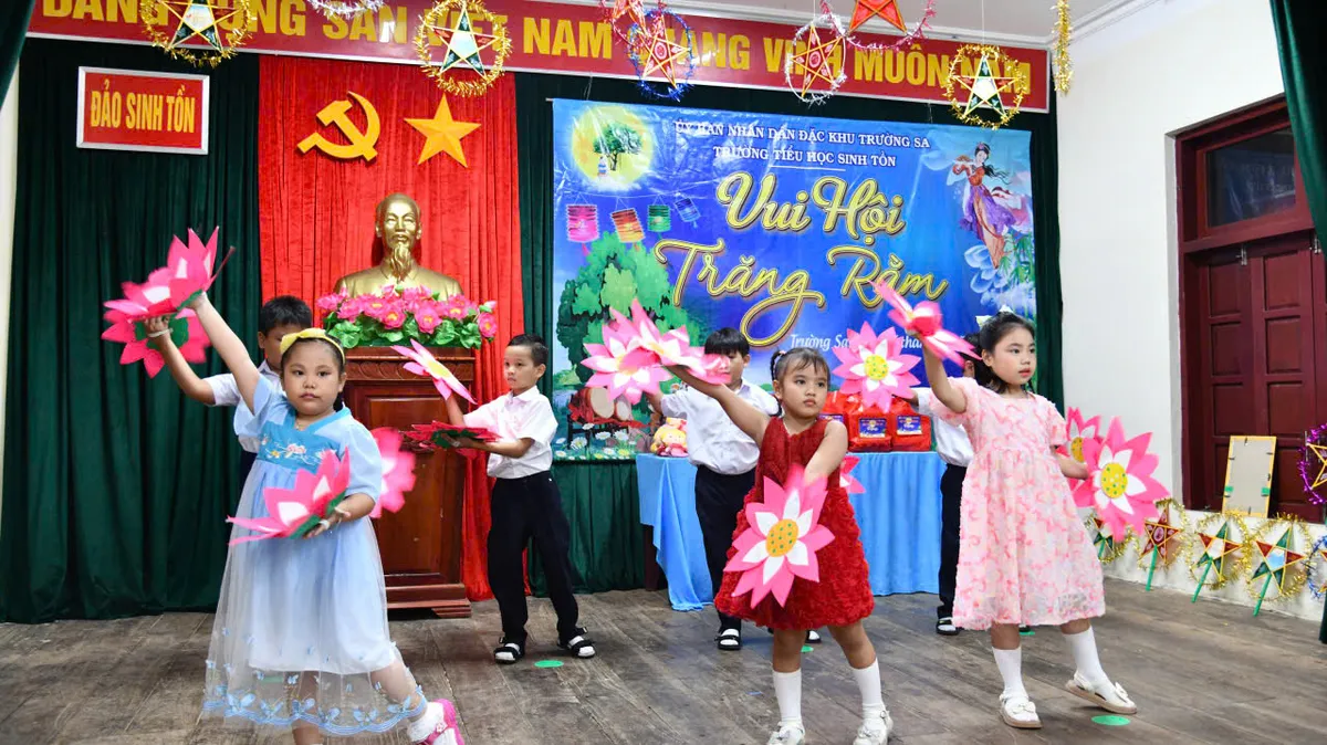 Rộn rã tiếng cười tuổi thơ, ấm áp Đêm hội Trăng rằm tại Đặc khu Trường Sa - Ảnh 2.