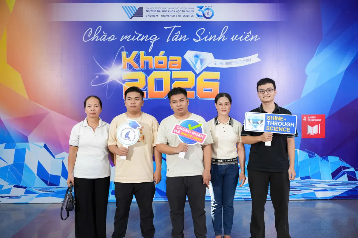 Hai anh em song sinh giành HCV Olympic Toán quốc tế: Mẹ là nguồn động lực lớn - Ảnh 4.