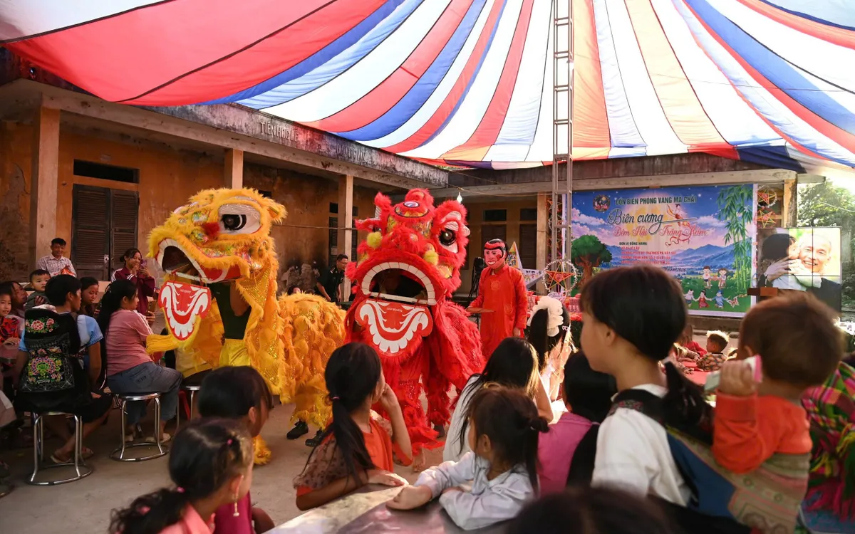 Cán bộ, chiến sĩ Đồn Biên phòng Vàng Ma Chải cùng cấp ủy, chính quyền địa phương tổ chức Đêm hội Trăng rằm cho thiếu niên, nhi đồng bản Ngài Thầu. Ảnh: Đức Duẩn