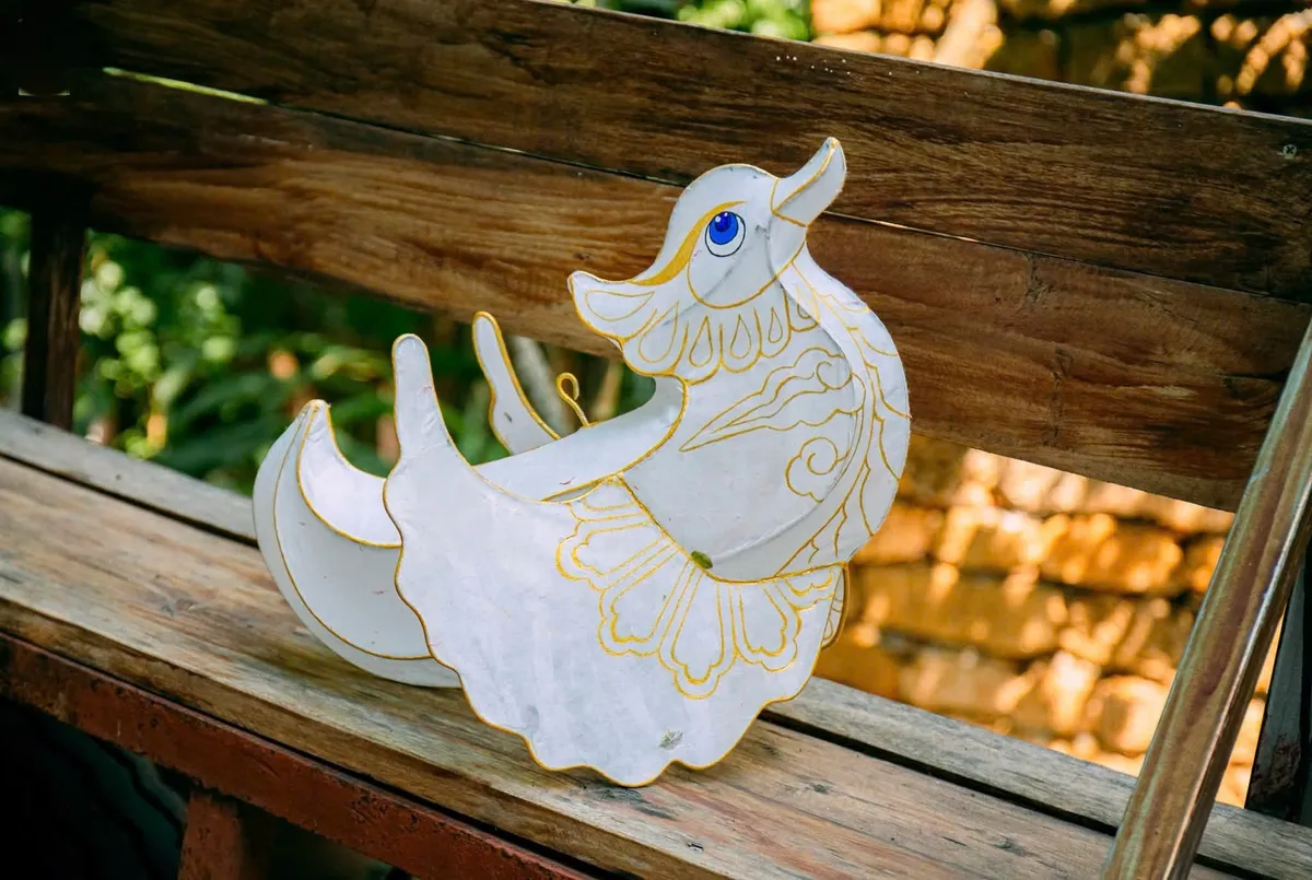 Lạ mắt chiếc đèn lồng lấy cảm hứng từ hình tượng kiến trúc thời Đinh- Ảnh 1.