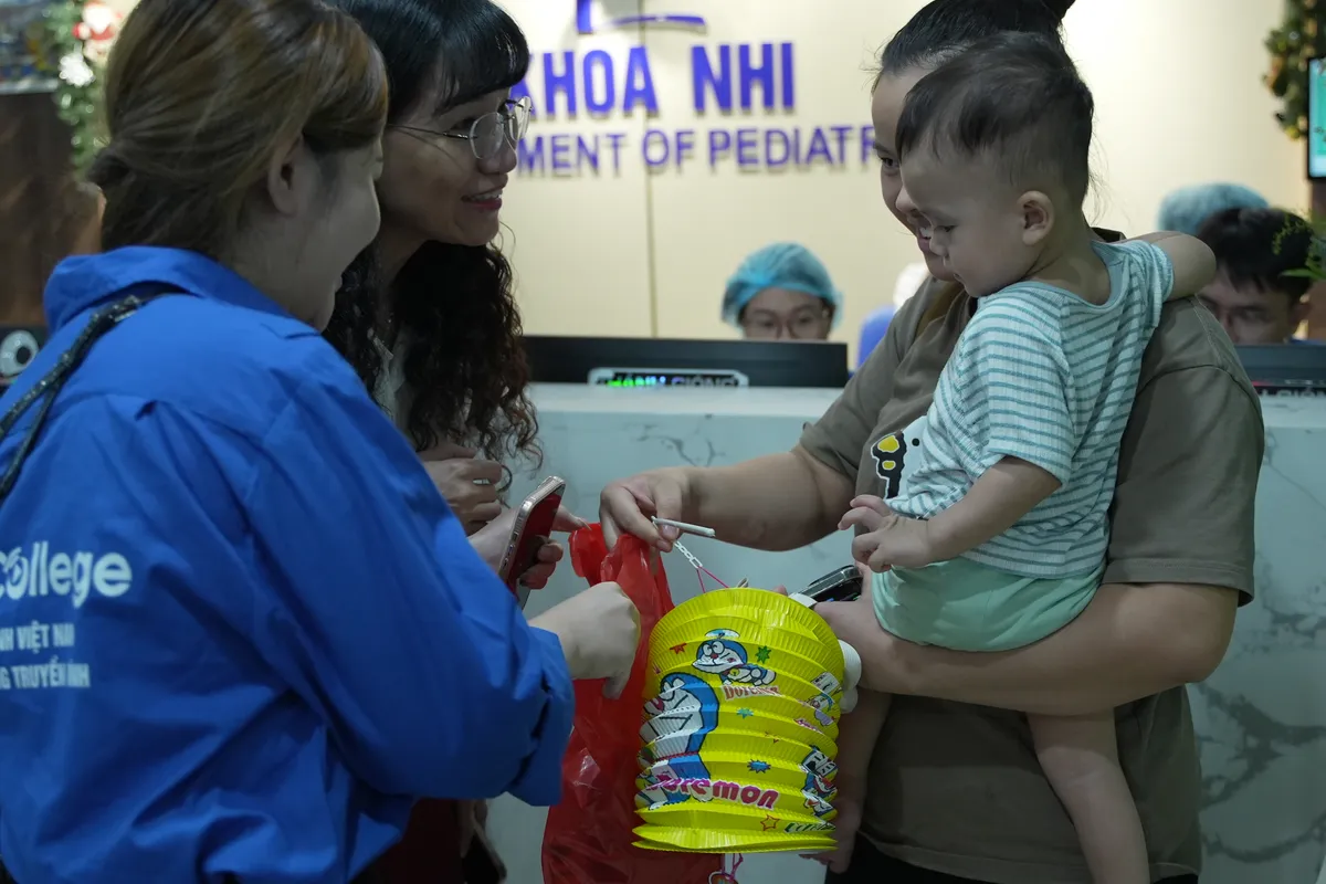 Tuổi trẻ VTV mang Trung thu y&ecirc;u thương đến Bệnh viện Đại học Y H&agrave; Nội  - Ảnh 7.
