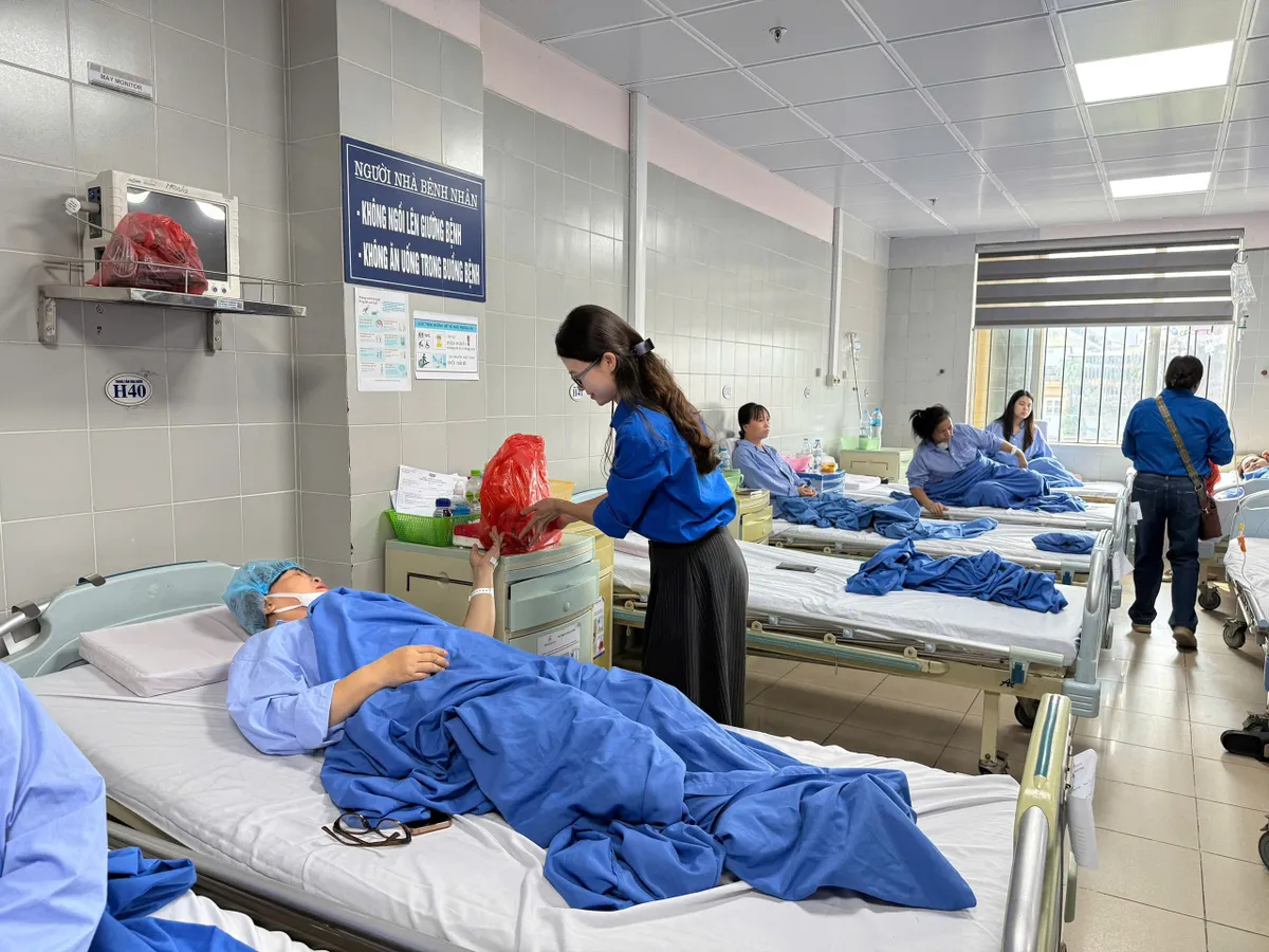 Tuổi trẻ VTV mang Trung thu yêu thương đến Bệnh viện Đại học Y Hà Nội - Ảnh 9.