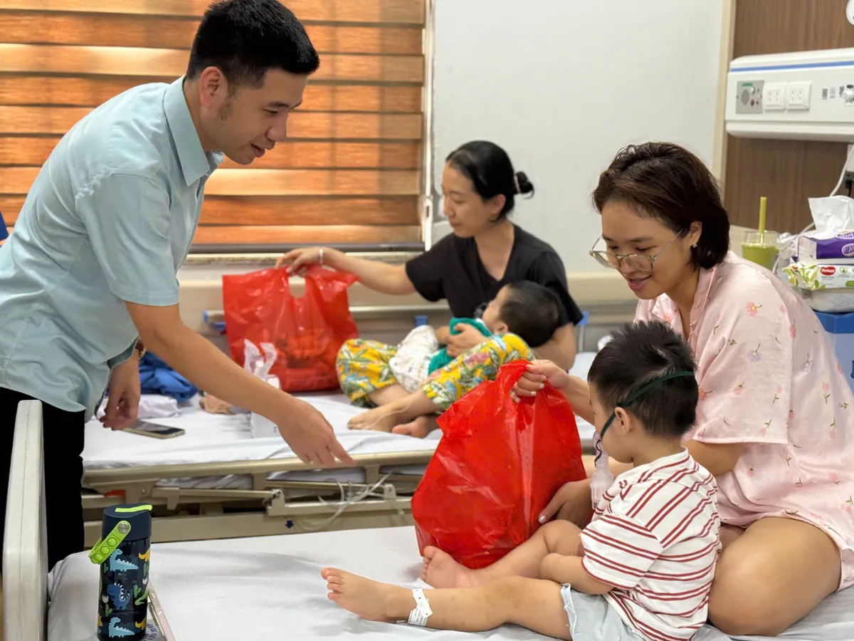 Tuổi trẻ VTV mang Trung thu yêu thương đến Bệnh viện Đại học Y Hà Nội - Ảnh 1.