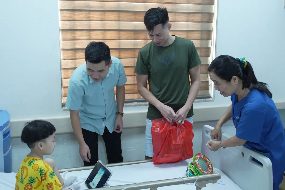 Tuổi trẻ VTV mang Trung thu y&ecirc;u thương đến Bệnh viện Đại học Y H&agrave; Nội  - Ảnh 2.