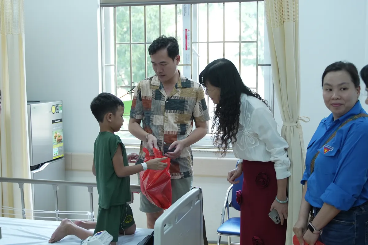 Tuổi trẻ VTV mang Trung thu y&ecirc;u thương đến Bệnh viện Đại học Y H&agrave; Nội  - Ảnh 3.