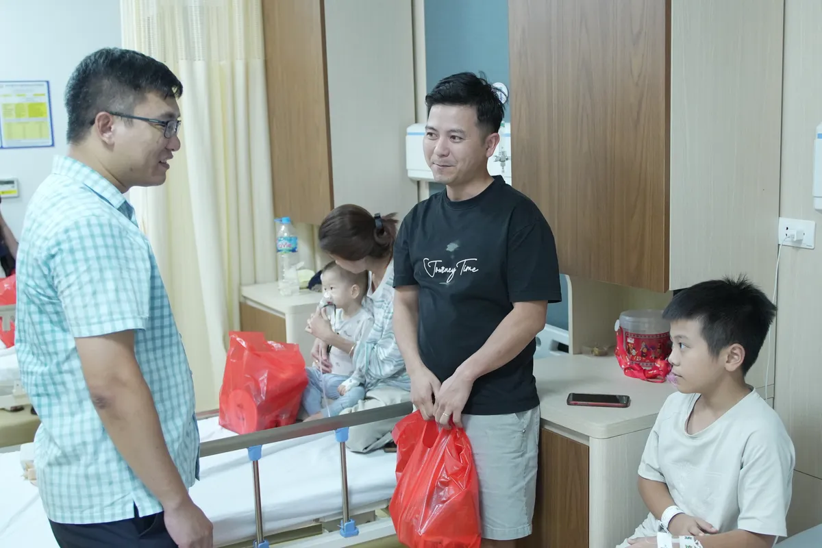 Tuổi trẻ VTV mang Trung thu y&ecirc;u thương đến Bệnh viện Đại học Y H&agrave; Nội  - Ảnh 5.
