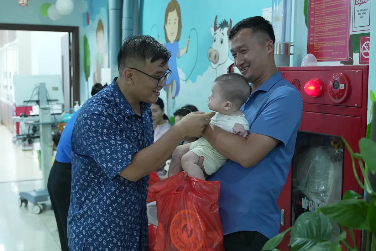 Tuổi trẻ VTV mang Trung thu y&ecirc;u thương đến Bệnh viện Đại học Y H&agrave; Nội  - Ảnh 6.