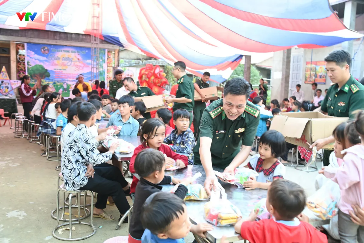 Lai Châu: Ấm áp đêm hội trăng rằm nơi biên giới Ngài Thầu - Ảnh 6.