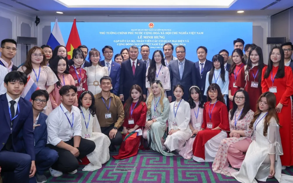 Thủ tướng Chính phủ Lê Minh Hưng chụp ảnh cùng cán bộ, nhân viên các cơ quan đại diện và cộng đồng người Việt Nam đang sinh sống, học tập và làm việc tại Liên bang Nga