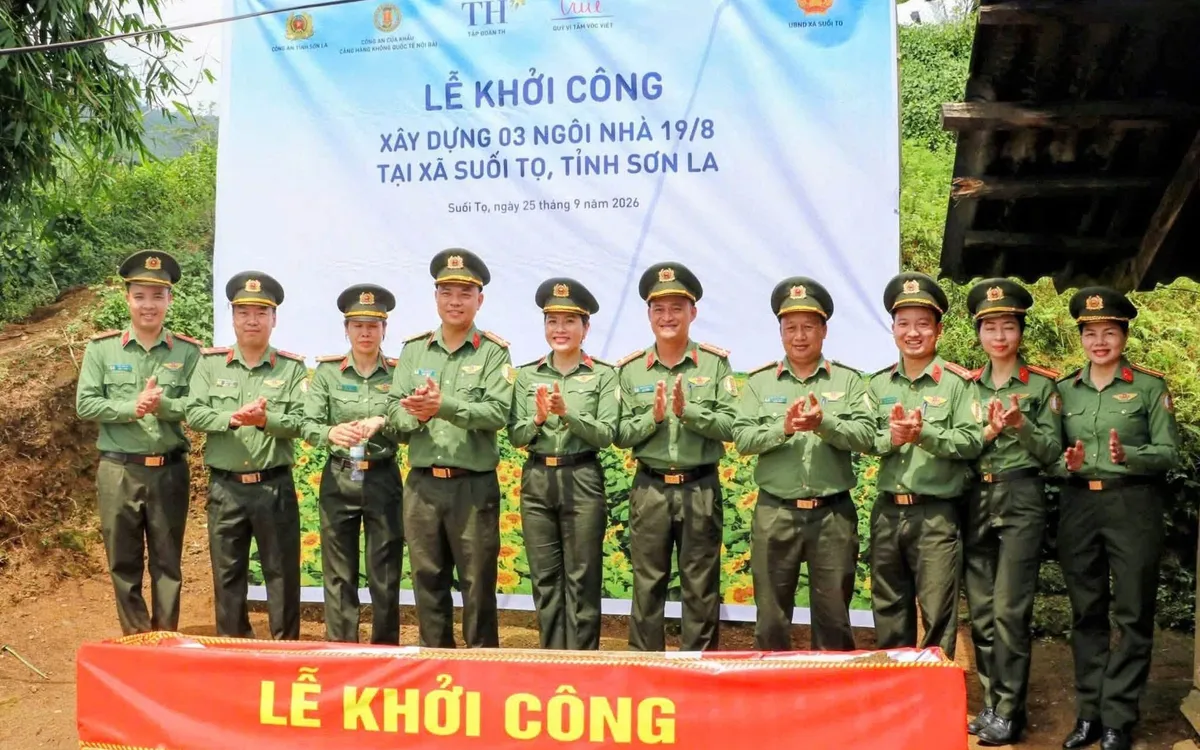 Ba hộ gia đình có hoàn cảnh khó khăn tại xã Suối Tọ, tỉnh Sơn La được hỗ trợ xây dựng nhà mới. (Ảnh: Công an Cửa khẩu Nội Bài)