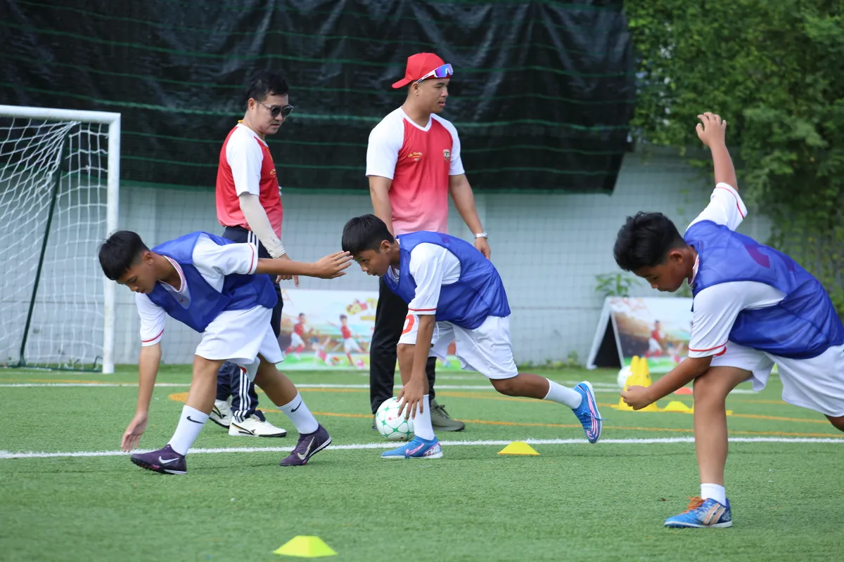 Cầu thủ nhí 2026 - Tập 2: Đội Bùi Tấn Trường thắng nghẹt thở trên chấm luân lưu - Ảnh 5.