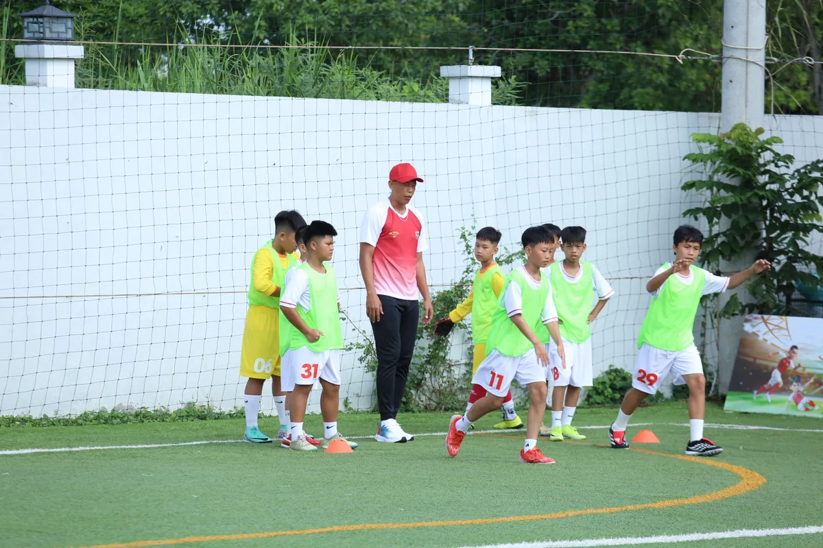 Cầu thủ nhí 2026 - Tập 2: Đội Bùi Tấn Trường thắng nghẹt thở trên chấm luân lưu - Ảnh 4.
