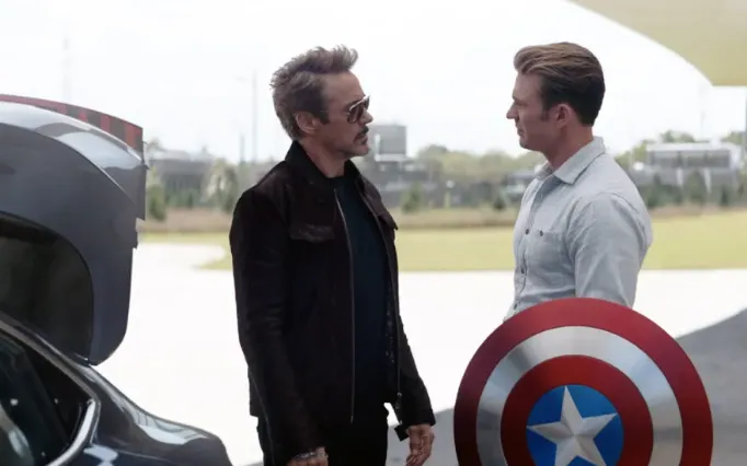 Robert Downey Jr. và Chris Evans trong một cảnh phim "Avengers: Endgame". (Ảnh: Everett Collection)
