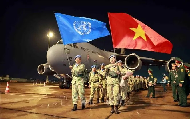 Cán bộ, chiến sĩ Bệnh viện Dã chiến cấp 2 số 7 trở về nước sau khi hoàn thành xuất sắc nhiệm vụ gìn giữ hòa bình Liên hợp quốc tại Phái bộ Nam Sudan. Ảnh: TTXVN

