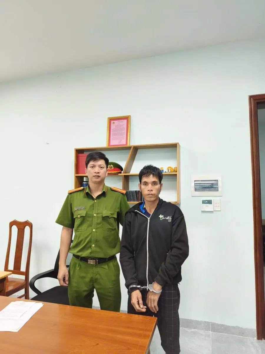 Tạm giữ hình sự đối tượng đổ xăng đốt cha ruột tử vong - Ảnh 1.