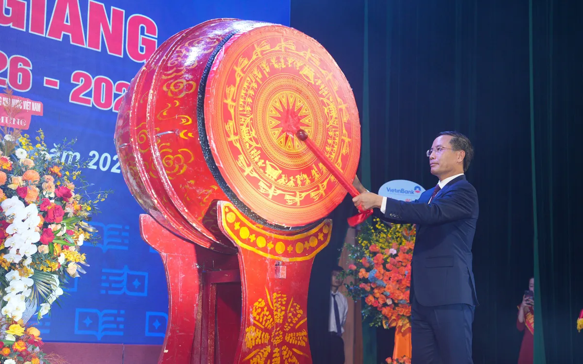 Thống đốc Phạm Đức Ấn thực hiện nghi thức đánh trống Khai giảng năm học 2026-2027 của Học viện Ngân hàng. (Ảnh bài: HVNH, Thời báo NH)