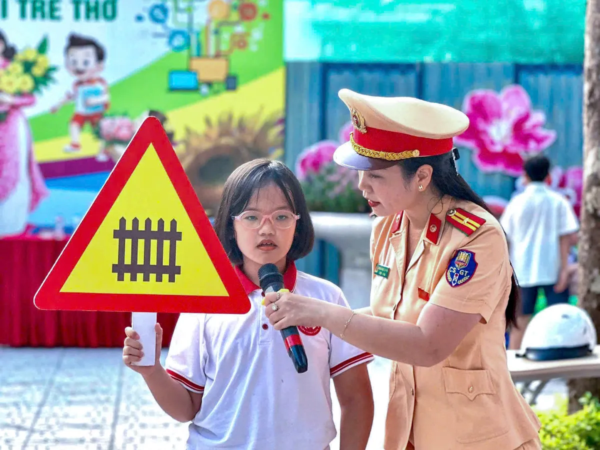 Hà Nội: Hơn 1.800 học sinh Trường Tiểu học Khương Mai được trang bị kỹ năng an toàn giao thông - Ảnh 1.