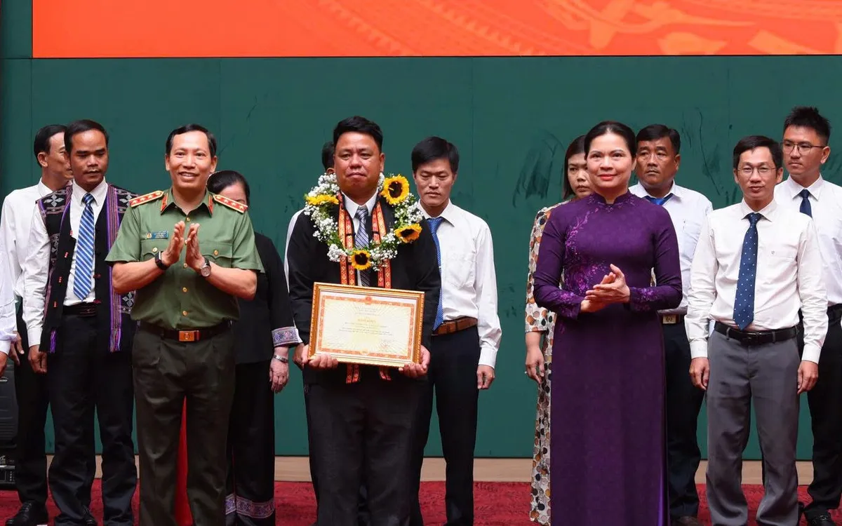 Thứ trưởng Bộ Công an Lê Văn Tuyến và bà Hà Thị Nga, Phó Chủ tịch, Tổng Thư ký Ủy ban Trung ương MTTQ Việt Nam trao bằng khen cho các tập thể, cá nhân có thành tích xuất sắc. (Ảnh: Trọng Phú)