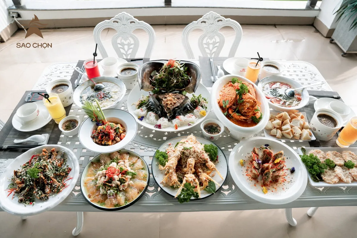 Sao chọn: Đen Vâu, Tuấn Cry tự tay tráng bánh cuốn, giã chả mực tại Hạ Long - Ảnh 6.