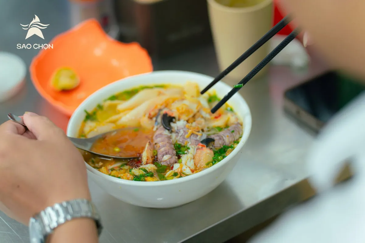 Sao chọn: Đen Vâu, Tuấn Cry tự tay tráng bánh cuốn, giã chả mực tại Hạ Long - Ảnh 5.