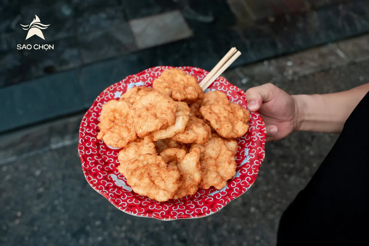 Sao chọn: Đen Vâu, Tuấn Cry tự tay tráng bánh cuốn, giã chả mực tại Hạ Long - Ảnh 3.