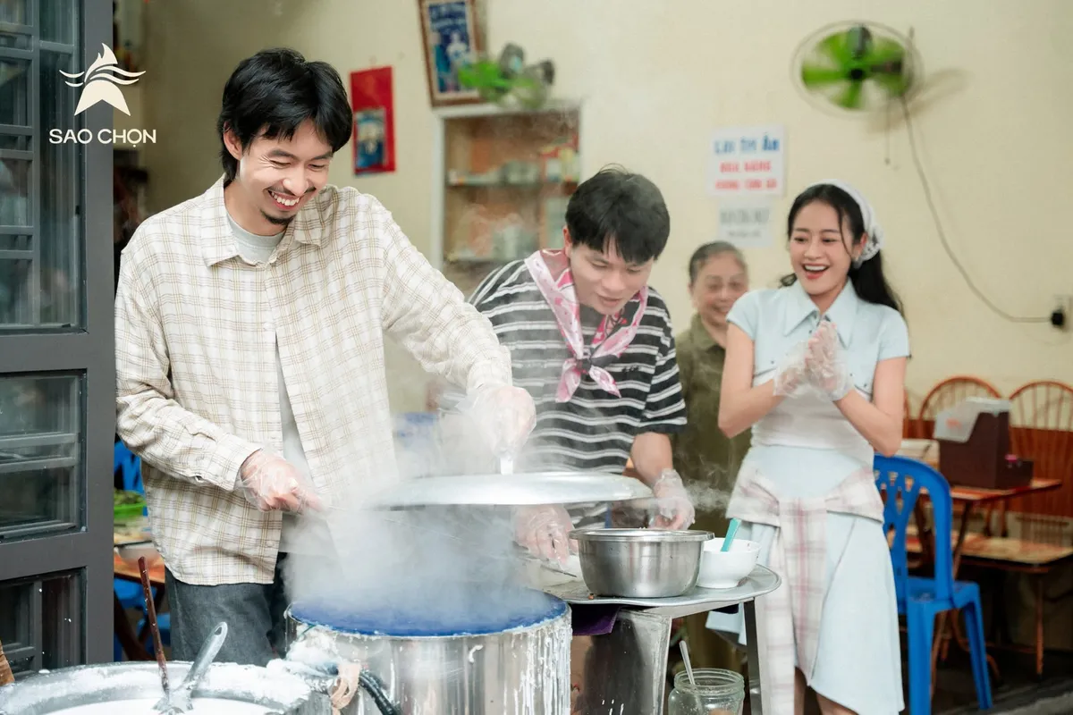 Sao chọn: Đen Vâu, Tuấn Cry tự tay tráng bánh cuốn, giã chả mực tại Hạ Long - Ảnh 2.