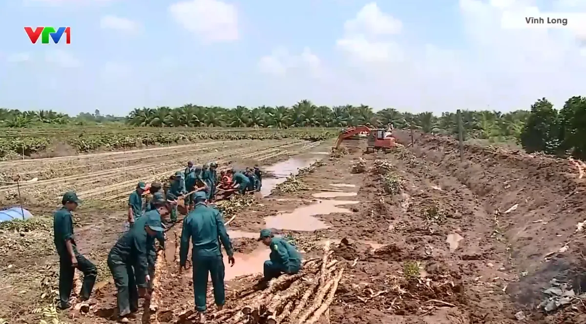 Vĩnh Long khẩn trương khắc phục sạt lở đê bao cồn Cái Gà - Ảnh 1.