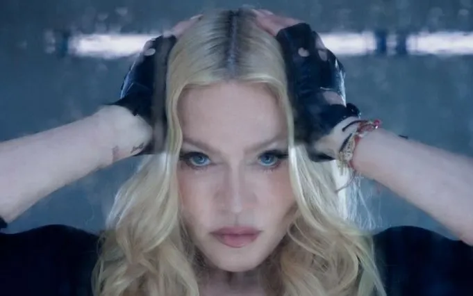 Madonna trong một cảnh của "Confessions II". (Ảnh chụp màn hình)
