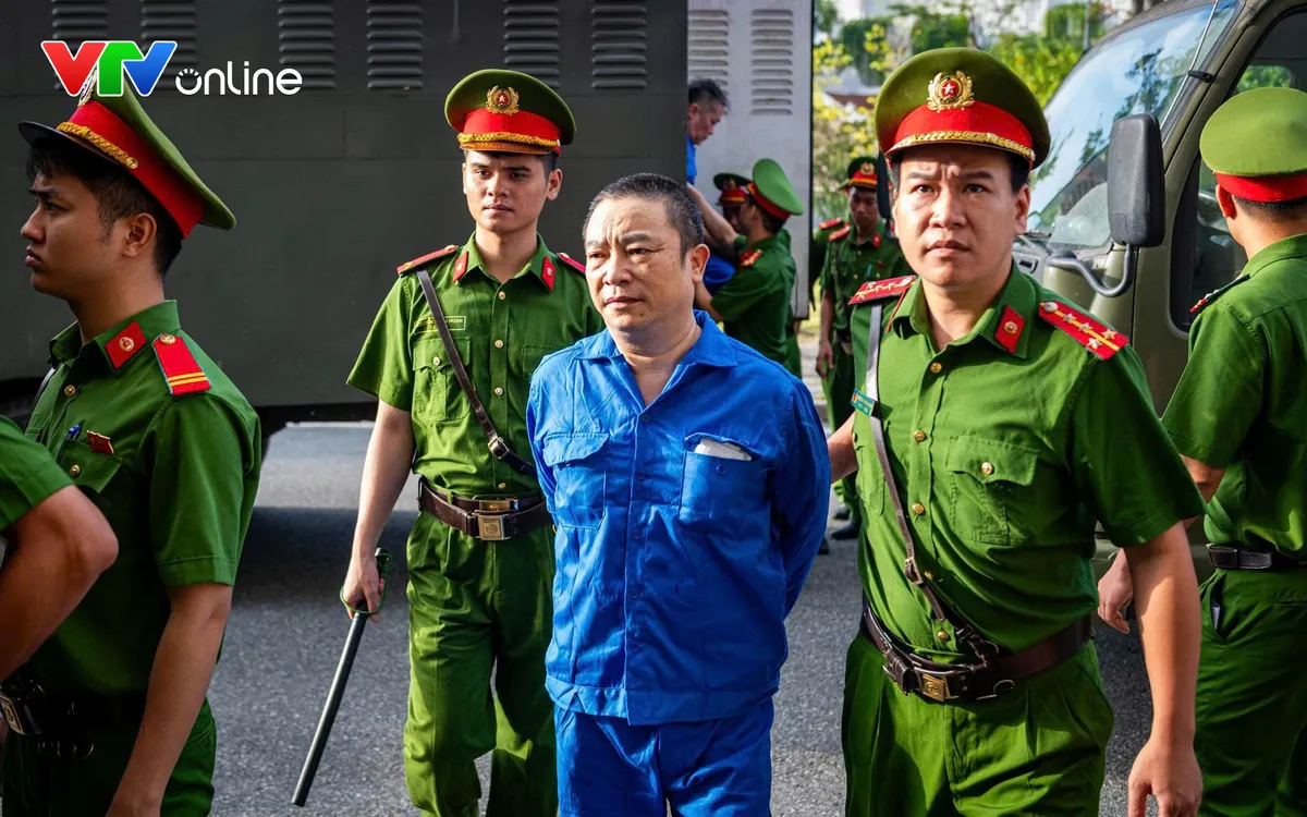 Bị cáo trong vụ án được dẫn giải đến toà sáng 28/9. 