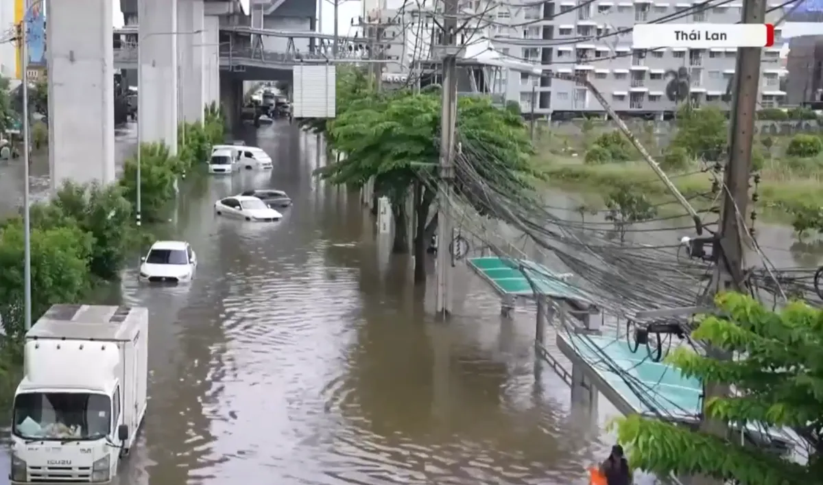 Th&aacute;i Lan: Bangkok tuy&ecirc;n bố t&igrave;nh trạng thảm họa do lũ lụt- Ảnh 1.
